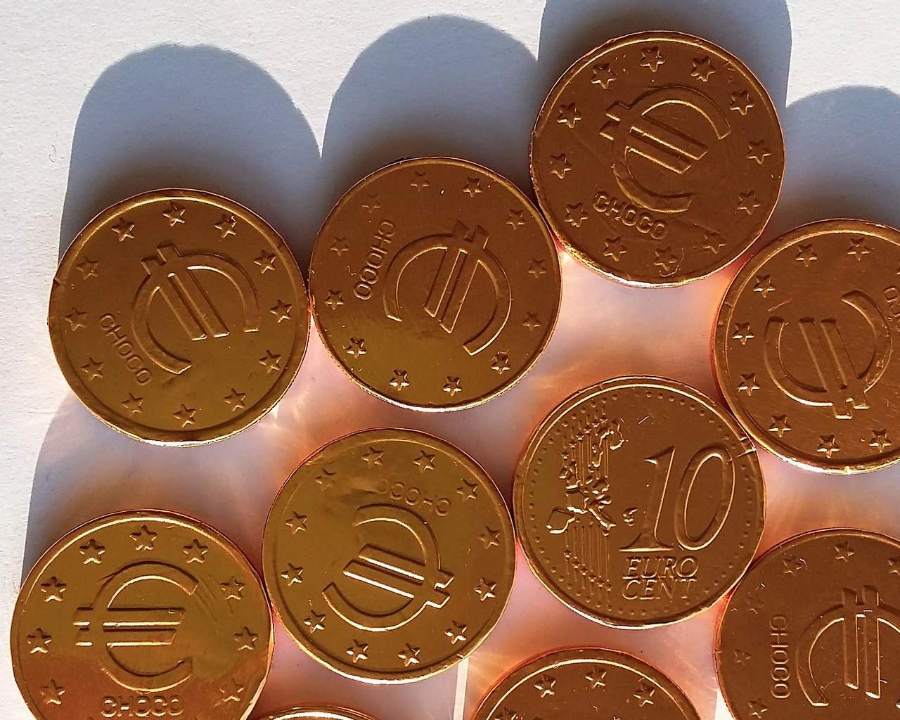 Шоколадка монета. Шоколадные монетки. Шоколадка Монетка. Монеты из шоколада. Шоколадки в виде монет.